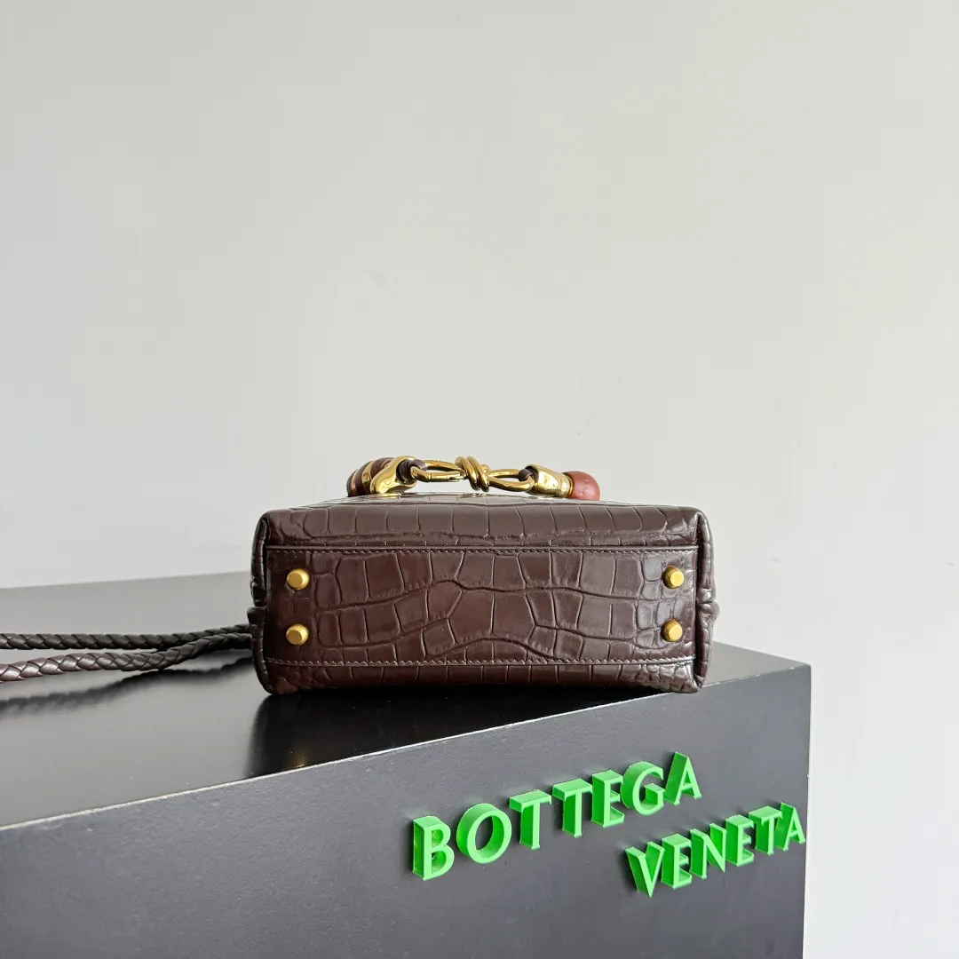 Batch 2880 BOTTEGA VENETA crocodile leather mini andiamo is paired with a four-piece oak hardware set, making the entire bag more layered. As a classic model of the BV family, each innovation brings different surprises to fans. There are three ways to carry it with different makeup. Crocodile skin is called the gold in leather and is famous for its top luxury and rarity. During use, the luster of the crocodile skin will not fade or fade with time. No matter how long it is used, it will still remain new. And because each crocodile skin is different, the effect of each crocodile leather bag is different. Style number: 777614+wood hardware Size: 22*15.5*9cm